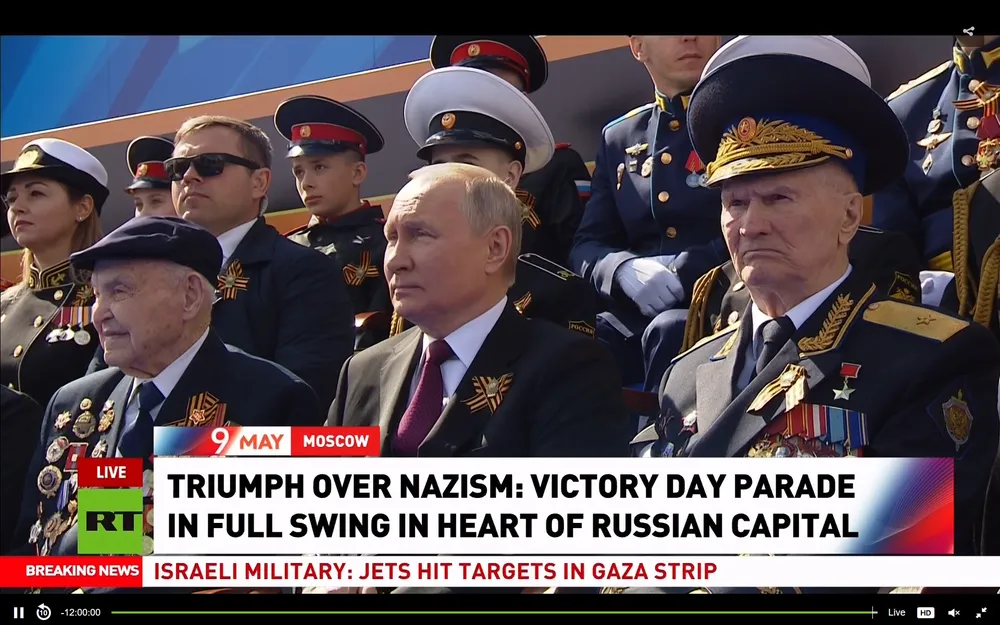 Tổng thống Nga trên khán đài thị sát lễ duyệt binh (ảnh chụp qua truyền hình Russia Today)