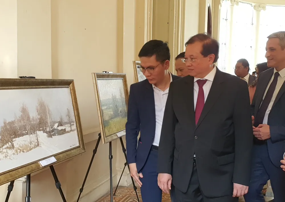 Thứ trưởng Bộ VHTTDL Tạ Quang Đông xem triển lãm tranh. Ảnh: THỤY VŨ