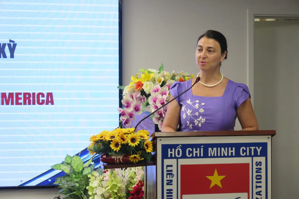 Bà Natella Svistunova, Tùy viên Văn hóa Thông tin Tổng Lãnh sự quán Hoa Kỳ tại TPHCM phát biểu tại lễ kỷ niệm lần thứ 247 Ngày Độc lập Hoa Kỳ