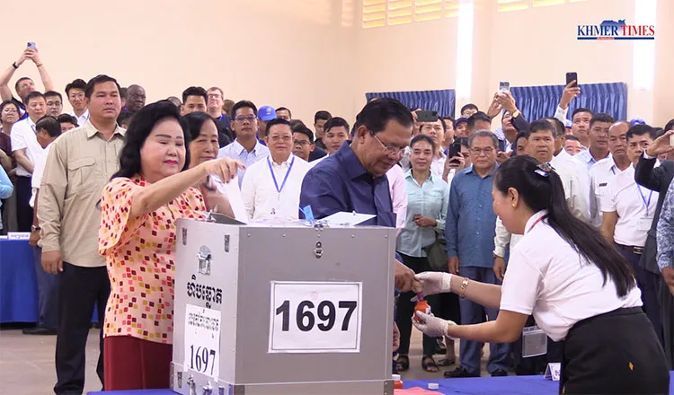 Thủ tướng Hun Sen và Phu nhân bỏ phiếu bầu Quốc hội khóa VII tại điểm bỏ phiếu Trường Cao đẳng Sư phạm Vikrikar, thành phố Takhmao, tỉnh Kandal. Ảnh: KHMER TIMES Thủ tướng Hun Sen và Phu nhân bỏ phiếu bầu Quốc hội khóa VII tại điểm bỏ phiếu Trường Cao đẳng Sư phạm Vikrikar, thành phố Takhmao, tỉnh Kandal. Ảnh: KHMER TIMES