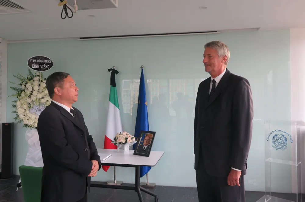 Phó Chủ tịch UBND TPHCM Dương Anh Đức chia buồn với Tổng Lãnh sự Italy tại TPHCM Enrico Padura