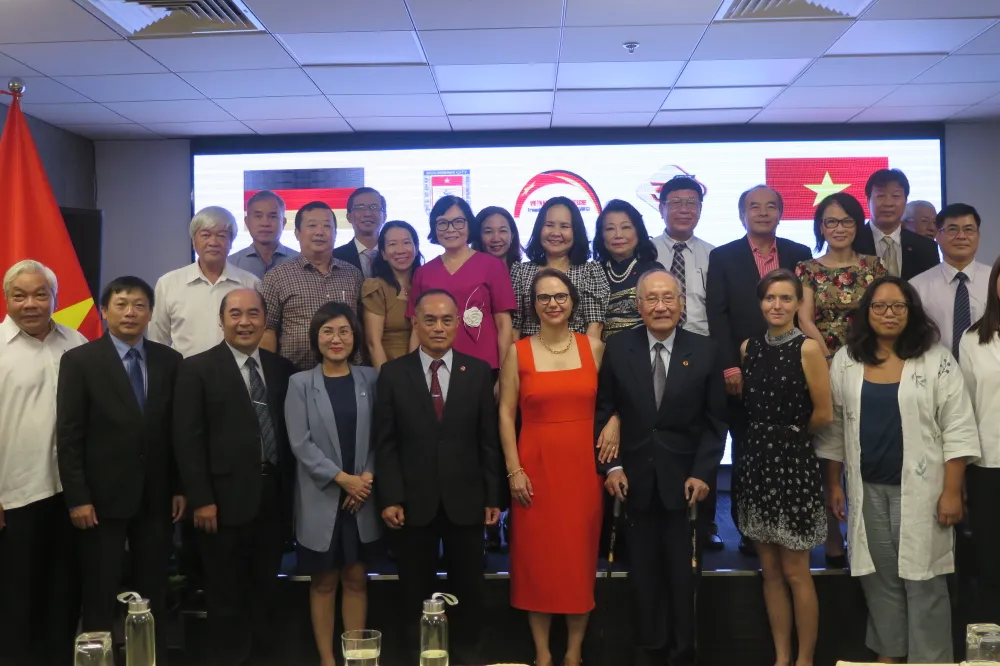 Các đại biểu chụp ảnh lưu niệm. Ảnh: THỤY VŨ