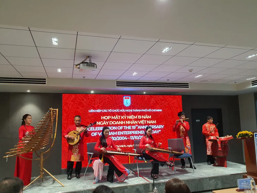 Tiết mục văn nghệ chào mừng. Ảnh: THỤY VŨ