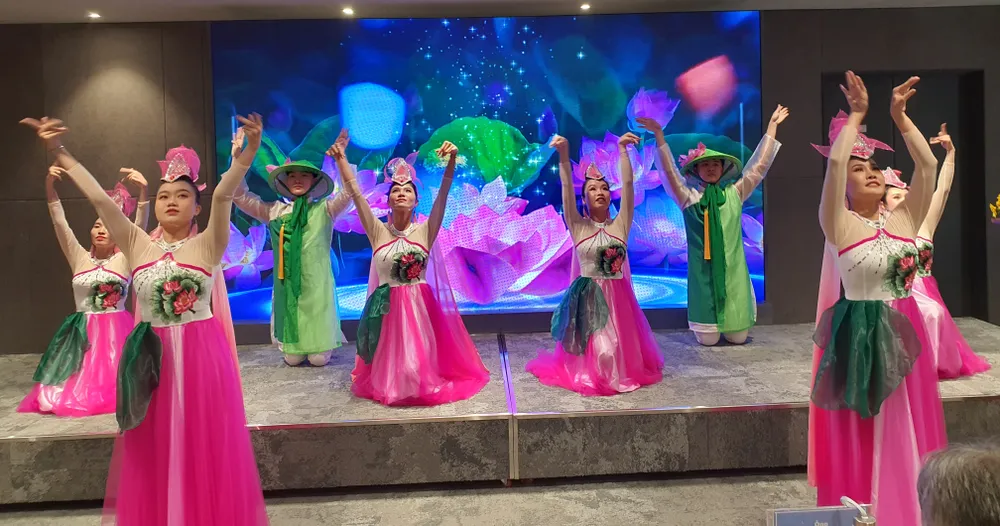 Tiết mục văn nghệ chào mừng. Ảnh: THỤY VŨ