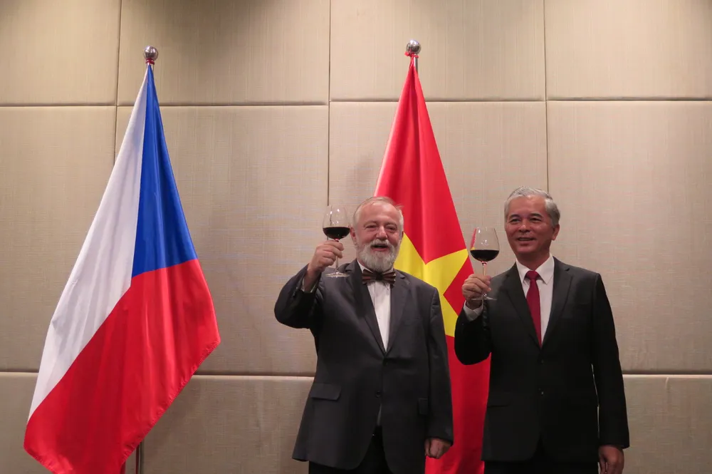 Đại sứ Hynek Kmonicek và Phó Chủ tịch UBND TPHCM Ngô Minh Châu nâng ly chúc mừng kỷ niệm lần thứ 105 Quốc khánh Cộng hòa Czech