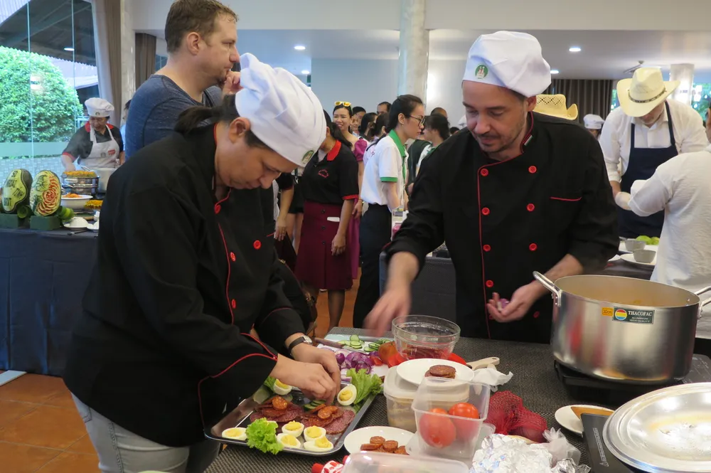 Đội Tổng Lãnh sự quán Hungary. Ảnh: THỤY VŨ