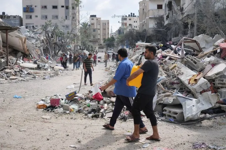 Điều kiện sống của người dân tại Dải Gaza ngày càng tồi tệ do cuộc tấn công của Israel. Ảnh: AP