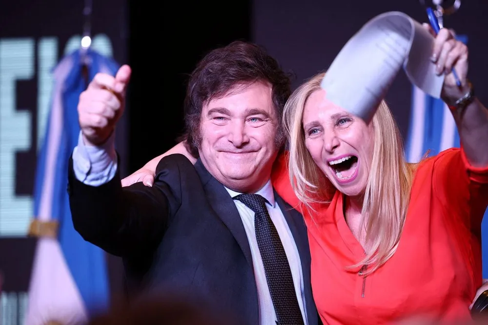 Tổng thống đắc cử Argentina Javier Milei và chị gái sau chiến thắng của ông. Ảnh: Reuters 