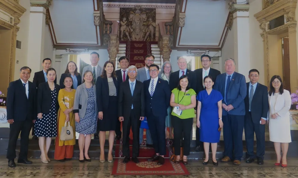 Phó Chủ tịch UBND TPHCM Võ Văn Hoan chụp ảnh lưu niệm cùng đoàn. Ảnh: THỤY VŨ