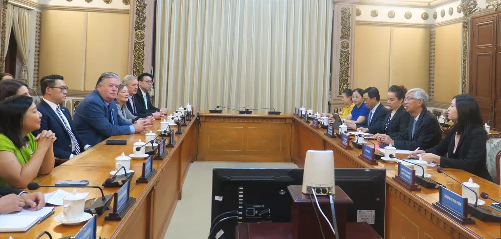 Phó Chủ tịch UBND TPHCM Võ Văn Hoan tiếp và làm việc với TNS Joseph Nguyen. Ảnh: THỤY VŨ