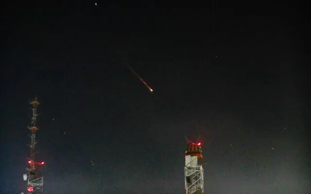 Tên lửa Israel đánh chặn một cuộc không kích của Iran, ngày 14-4. Ảnh: Times of Israel