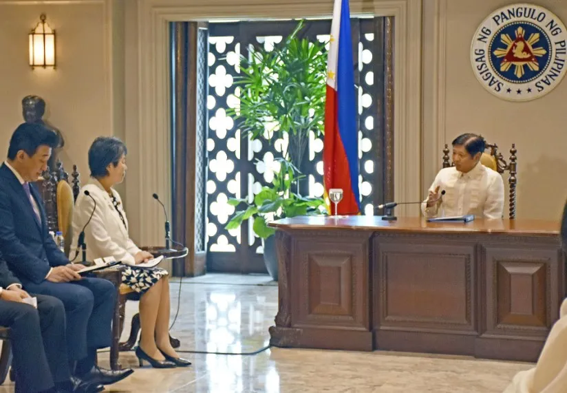 Tổng thống Philippines Ferdinand Marcos Jr tiếp Ngoại trưởng Nhật Bản Yoko Kamikawa (giữa) và Bộ trưởng Quốc phòng Minoru Kihara (bìa trái). Ảnh: KYODO