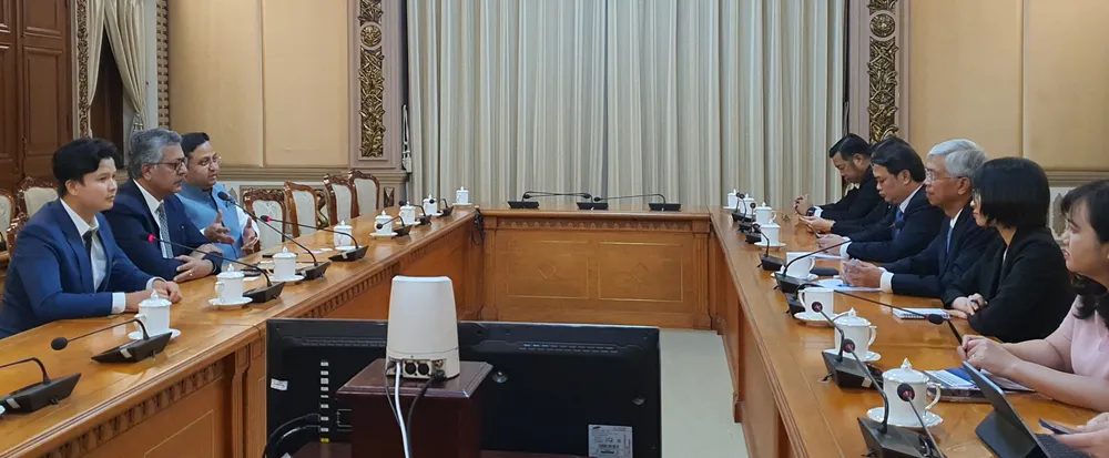 Phó Chủ tịch UBND TPHCM Võ Văn Hoan tiếp và làm việc với ông Rajeev Singh, Tổng Giám đốc Phòng Thương mại Ấn Độ (ICC). Ảnh: THỤY VŨ