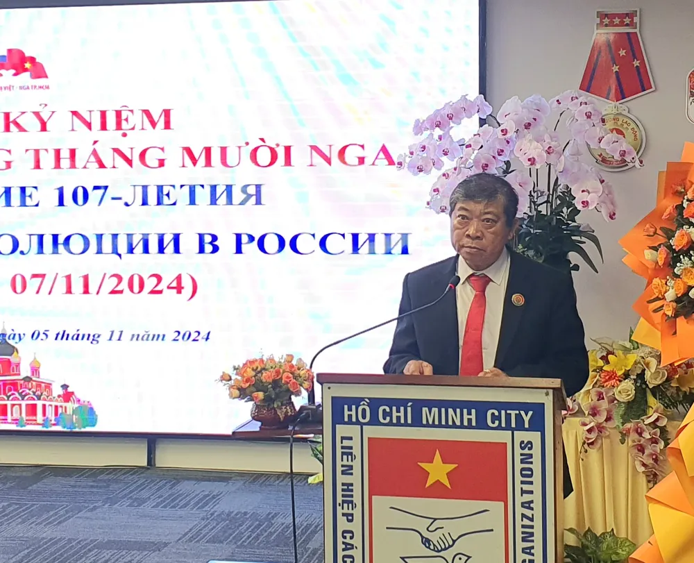 Chủ tịch Hội hữu nghị Việt – Nga TPHCM Hoàng Minh Nhân phát biểu tại buổi lễ. Ảnh: THỤY VŨ