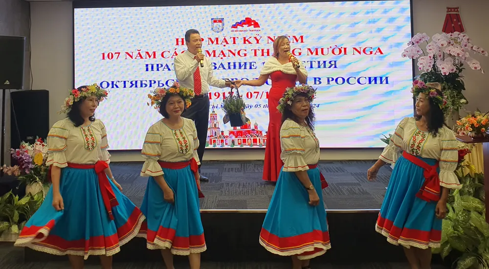 Tiết mục ca múa chào mừng tại lễ kỷ niệm 107 năm Cách Mạng Tháng 10 Nga Vĩ đại. Ảnh: THỤY VŨ