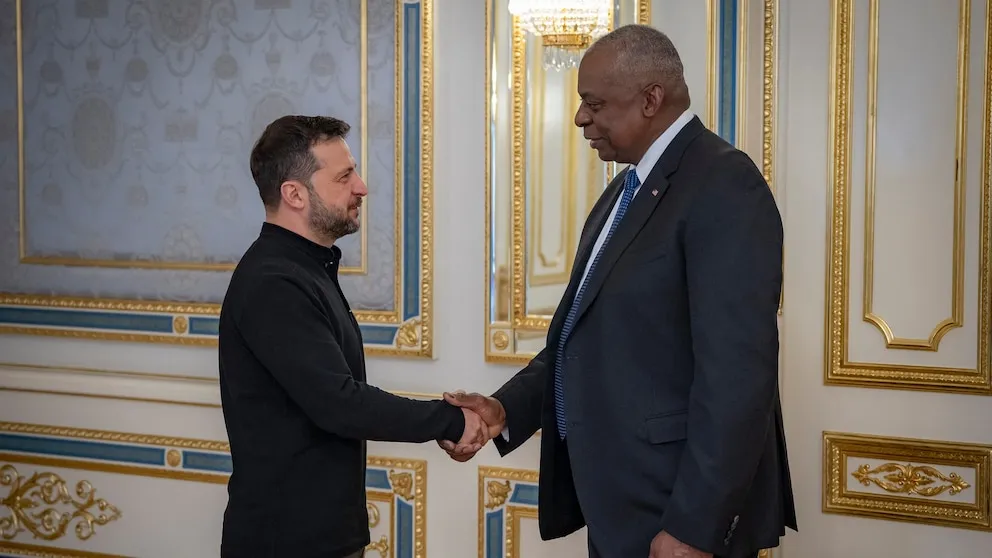 Bộ trưởng Quốc phòng Mỹ Lloyd Austin (bên phải) gặp Tổng thống Ukraine Volodymyr Zelensky tháng 10-2024. Ảnh: ABC NEWS