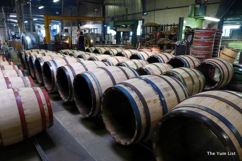 Một công đoạn sản xuất thùng đựng rượu tại Pháp. Ảnh: YUMLIST