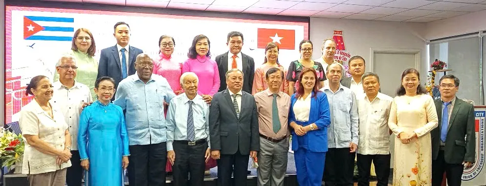 Các đại biểu chụp ảnh lưu niệm với Phó Chủ tịch nước Cộng hòa Cuba Salvador Valdes Mesa. Ảnh: THỤY VŨ