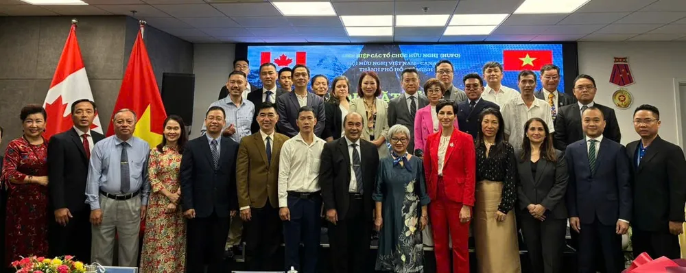 Các đại biểu chụp ảnh lưu niệm tại buổi họp mặt