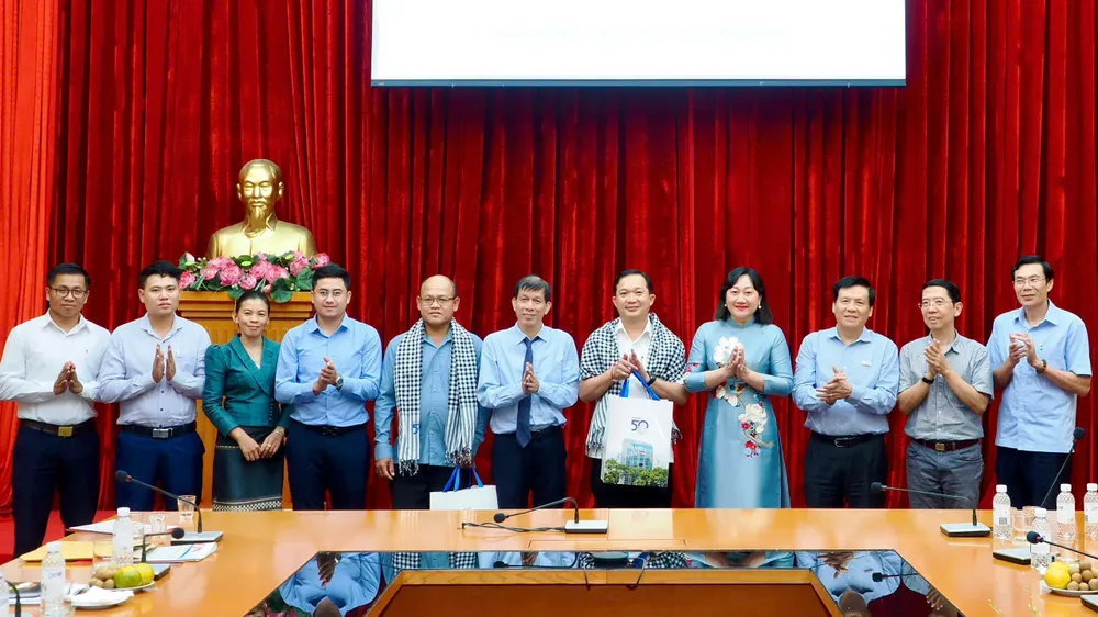 Ban Biên tập Báo SGGP chụp ảnh lưu niệm cùng Ban Biên tập Tạp chí Alunmay. Ảnh: HOÀNG HÙNG