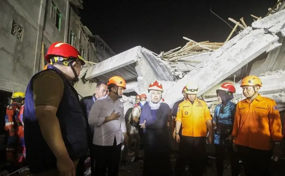 Các quan chức Indonesia xem xét hiện trường vụ sập trường học ở đảo Java. Ảnh: ANTARA