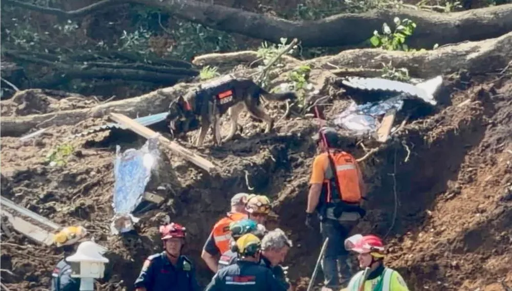 Lực lượng cứu hộ tại hiện trường. Ảnh: NT
