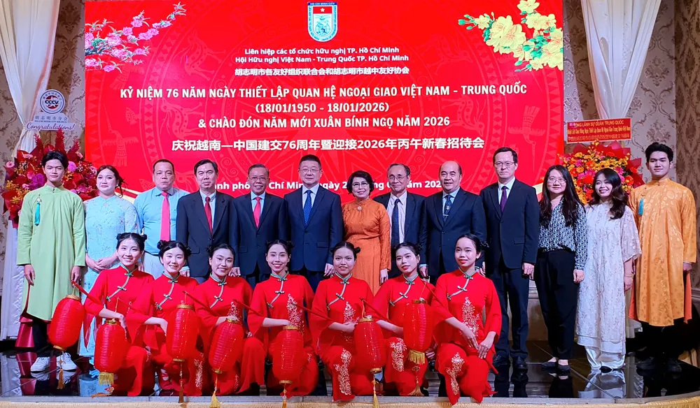 Các đại biểu chụp ảnh cùng đội văn nghệ. Ảnh: THỤY VŨ