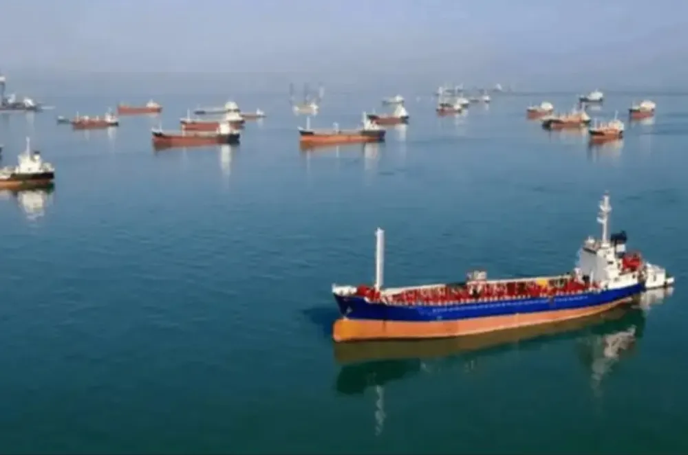 Tàu chờ qua eo biển Hormuz. Ảnh: NOURNEWS