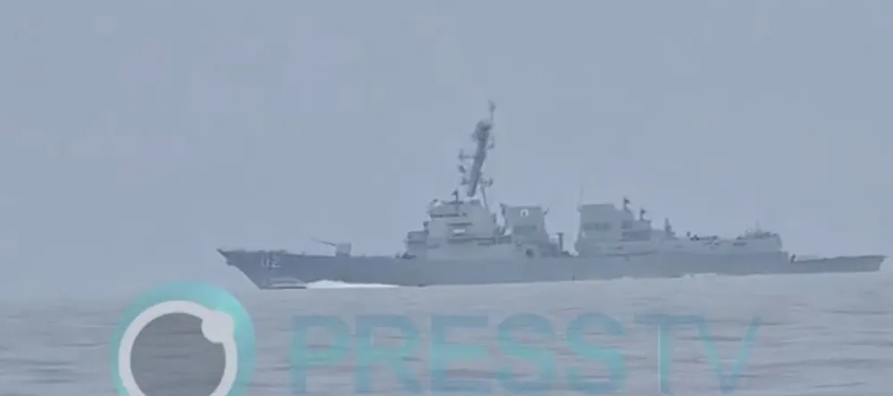 1 trong 2 tàu khu trục của Mỹ mà Iran tuyên bố đã chặn tại eo biển Hormuz. Nguồn: PRESS TV