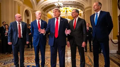 Tổng thống Mỹ Donald Trump với các Thượng nghị sĩ đảng Cộng hòa trước phiên bỏ phiếu ngày 24-6. Ảnh: THE HILL