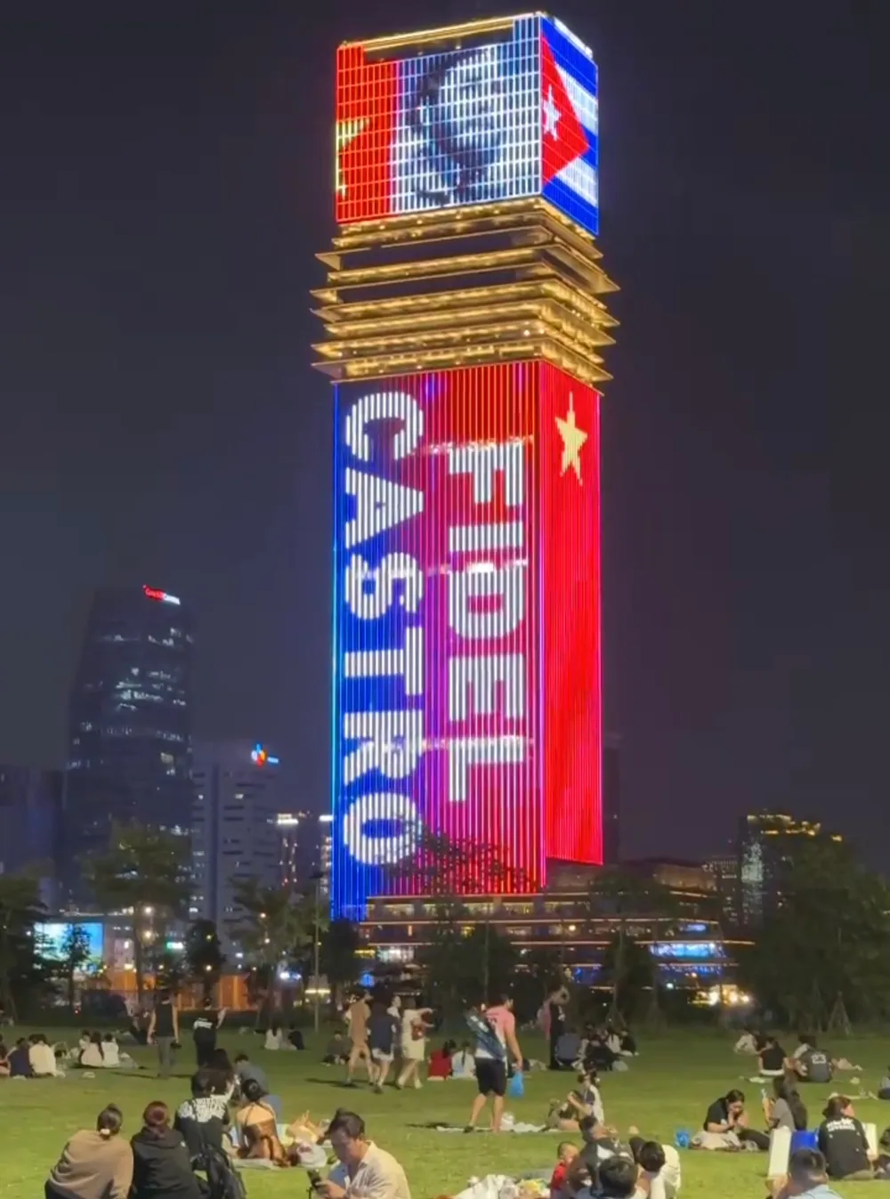 Hình ảnh lãnh tụ Cuba Fidel Castro và quốc kỳ Cuba cùng quốc kỳ Việt Nam trên màn hình LED tòa nhà Marina Central