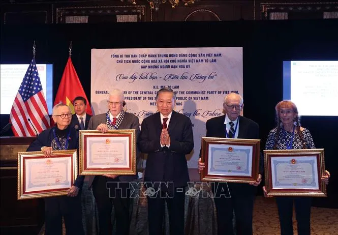 Tổng Bí thư, Chủ tịch nước Tô Lâm trao, truy tặng Huân chương Hữu nghị cho những người bạn Hoa Kỳ. Ảnh: TTXVN