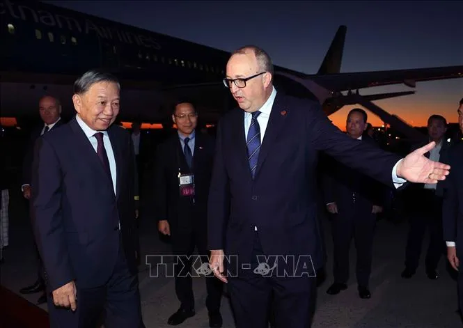 vna_potal_tong_bi_thu_chu_tich_nuoc_to_lam_bat_dau_chuyen_tham_cap_nha_nuoc_toi_canada_stand (1).jpg