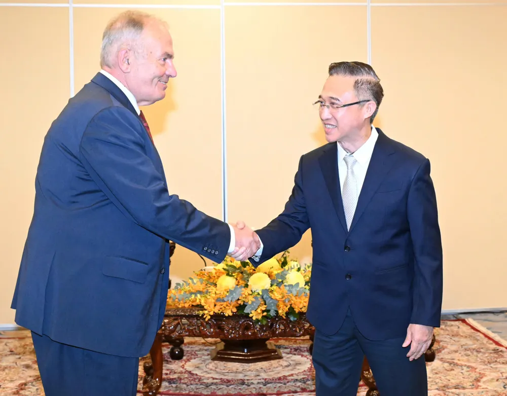 Bắt tay Hung.jpg