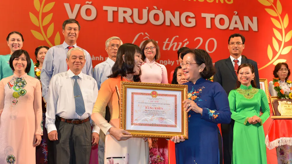 Giải thưởng Võ Trường Toản lần thứ 20 năm 2017: Tôn vinh 40 thầy, cô giáo tiêu biểu của TPHCM ảnh 5