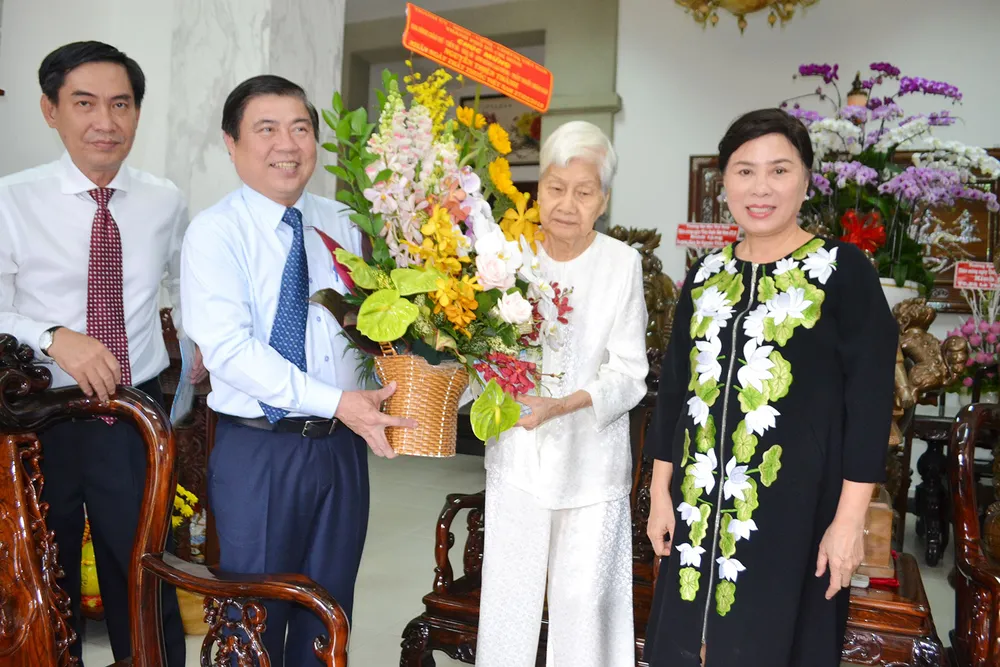 Lãnh đạo TPHCM thăm, chúc mừng Ngày Thầy thuốc Việt Nam 27-2 ảnh 1