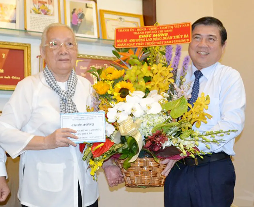 Lãnh đạo TPHCM thăm, chúc mừng Ngày Thầy thuốc Việt Nam 27-2 ảnh 2