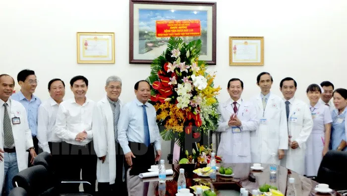 Lãnh đạo TPHCM thăm, chúc mừng Ngày Thầy thuốc Việt Nam 27-2 ảnh 3