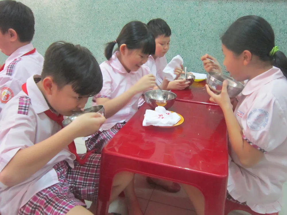 TPHCM: Kiến nghị tăng mức thu tiền ăn bán trú để đảm bảo chất lượng dinh dưỡng cho học sinh ảnh 1