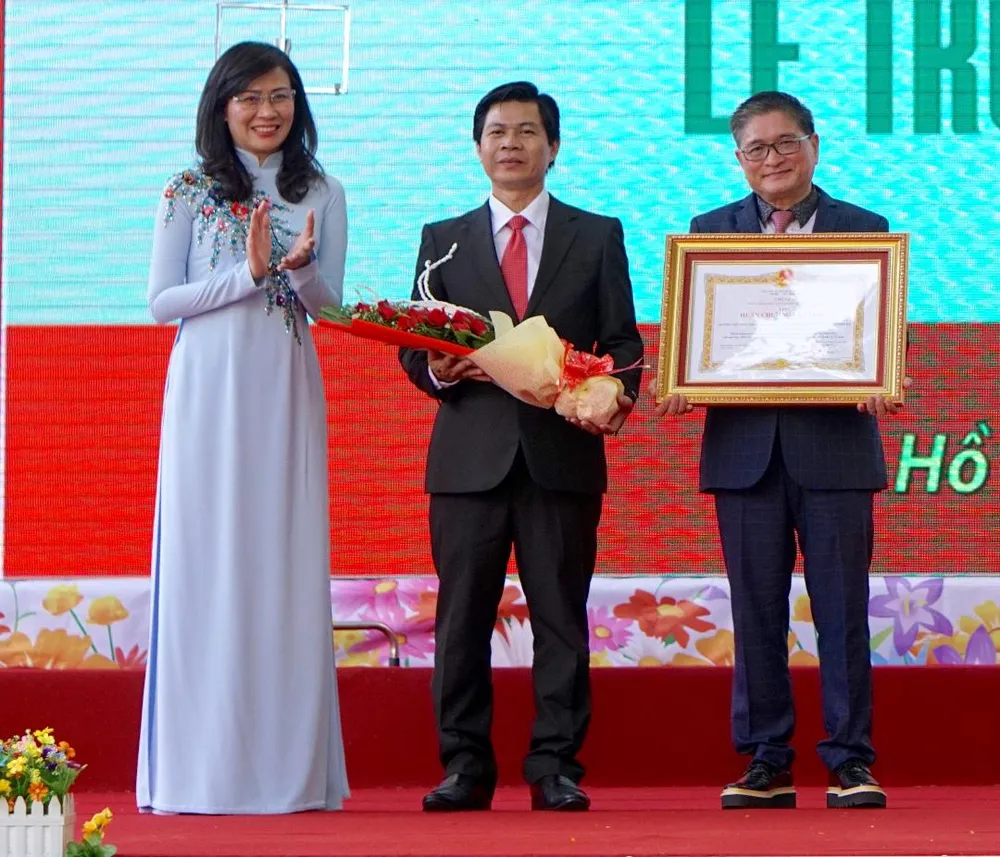 Trường Tiểu học, THCS, THPT Trương Vĩnh Ký đón nhận Huân chương Lao động hạng Nhì ảnh 2