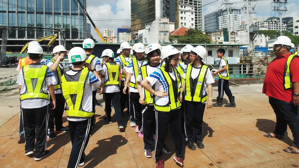 Học sinh hào hứng tham quan dự án ga tàu điện ngầm Metro ảnh 1