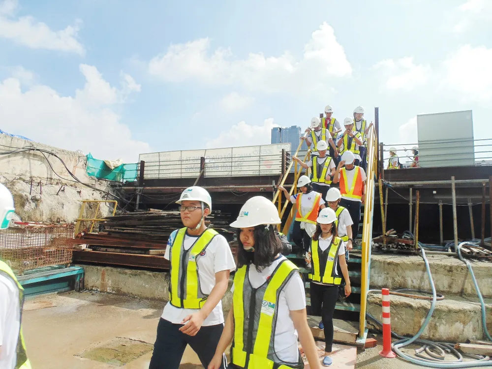 Học sinh hào hứng tham quan dự án ga tàu điện ngầm Metro ảnh 2