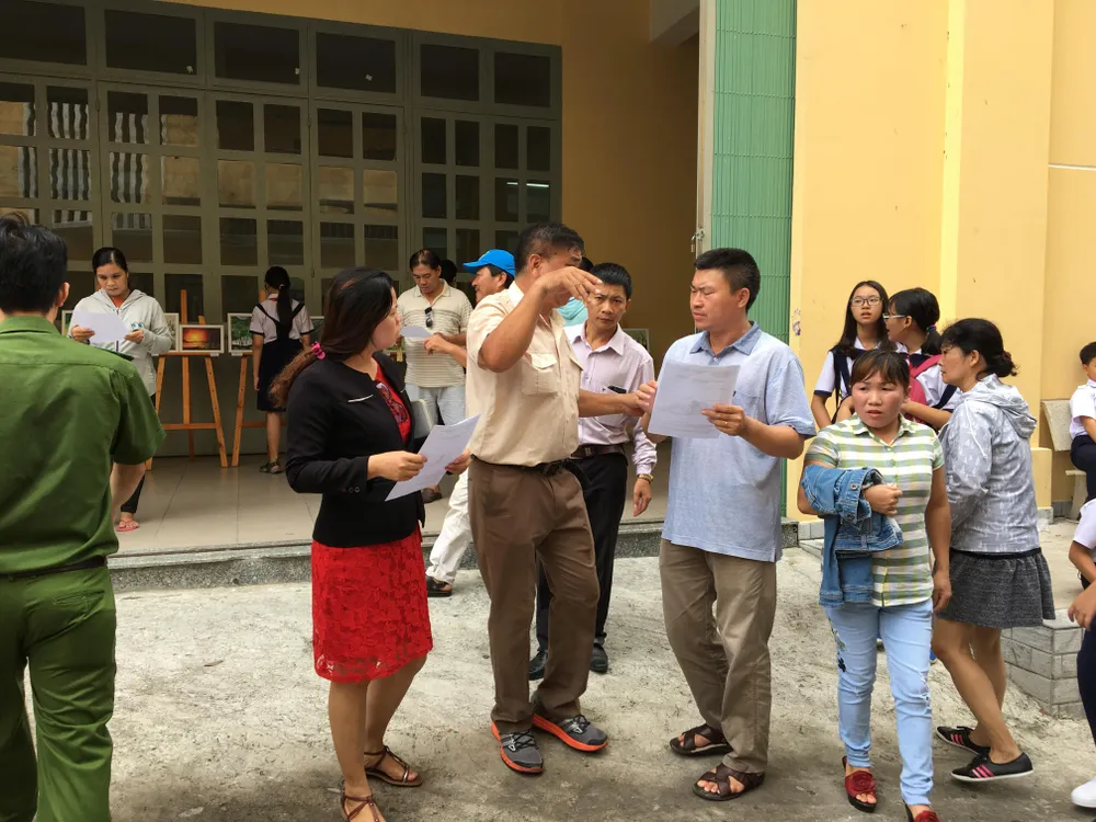 Có đơn trực tuyến, phụ huynh vẫn đến trường nhận phiếu đăng ký khảo sát cho con ảnh 3