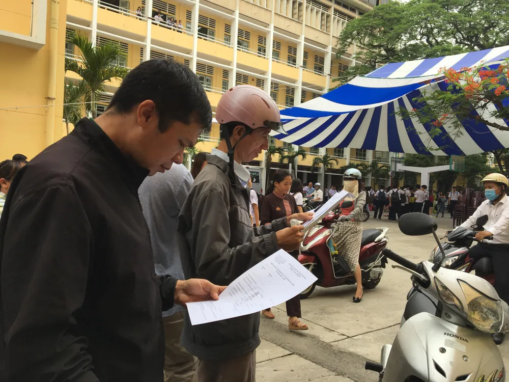 Có đơn trực tuyến, phụ huynh vẫn đến trường nhận phiếu đăng ký khảo sát cho con ảnh 1