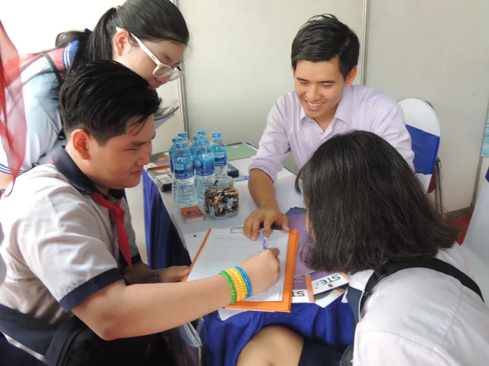 Trường học không được tiếp khách nước ngoài trong thời gian nghỉ hè ảnh 1