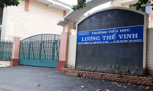 Đình chỉ công tác thầy giáo bị phản ánh có hành vi không đúng chuẩn mực với học sinh ảnh 1