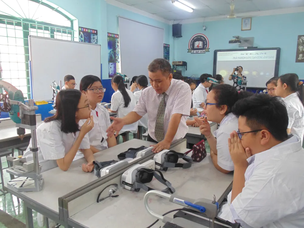 Học sinh trường Lê Quý Đôn hào hứng trải nghiệm cùng tiết học STEAM ảnh 1