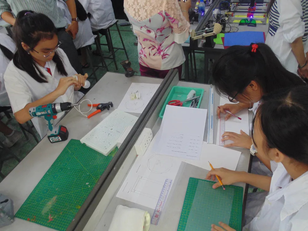 Học sinh trường Lê Quý Đôn hào hứng trải nghiệm cùng tiết học STEAM ảnh 6
