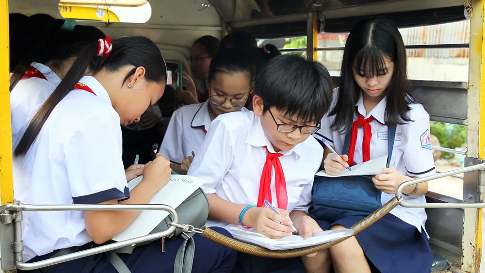 Sôi nổi cuộc thi “Văn hay chữ tốt” qua hành trình đến với bảo tàng ảnh 4