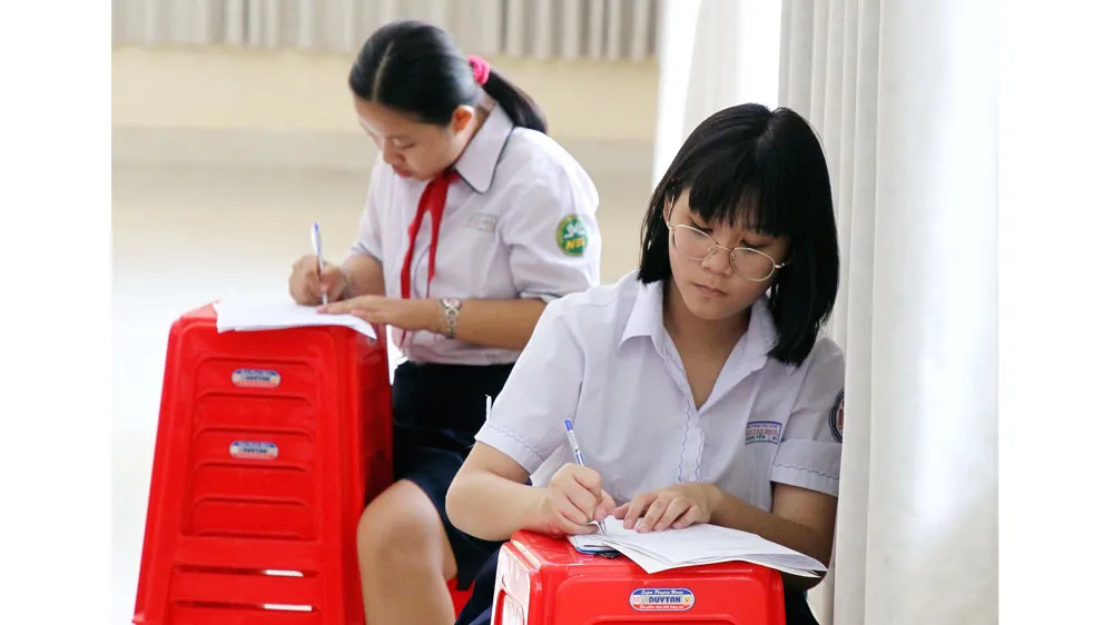 Sôi nổi cuộc thi “Văn hay chữ tốt” qua hành trình đến với bảo tàng ảnh 9